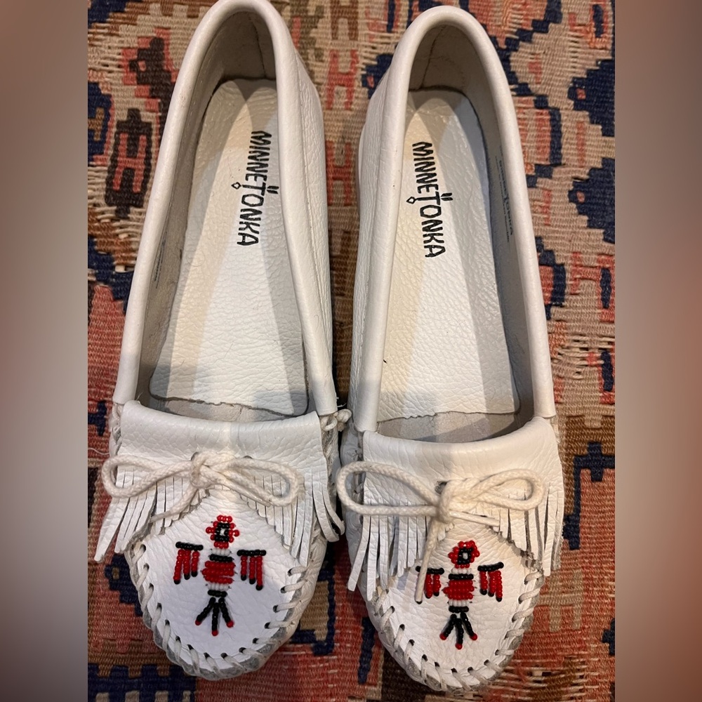 Minnetonka White beaded leather moccasins 80s